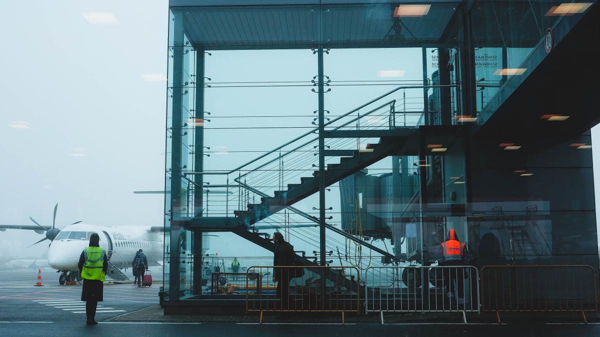 roman--arestat-pe-un-aeroport-din-germania--barbatul--saltat-de-politisti-imediat-ce-a-coborat-din-avion_37902700