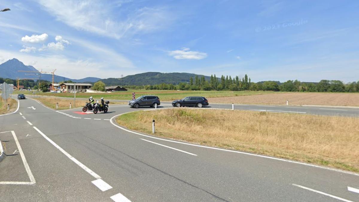 roman--tras-pe-dreapta-in-germania--soferul-si-pasagerul-au-sarit-din-masina-si-au-fugit_60198500