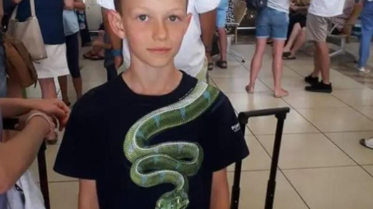 un-minor-nu-a-fost-lasat-sa-urce-in-avion--din-cauza-tricoului--compania-aeriana-si-a-justificat-decizia---poate-provoca-anxietate_00536600