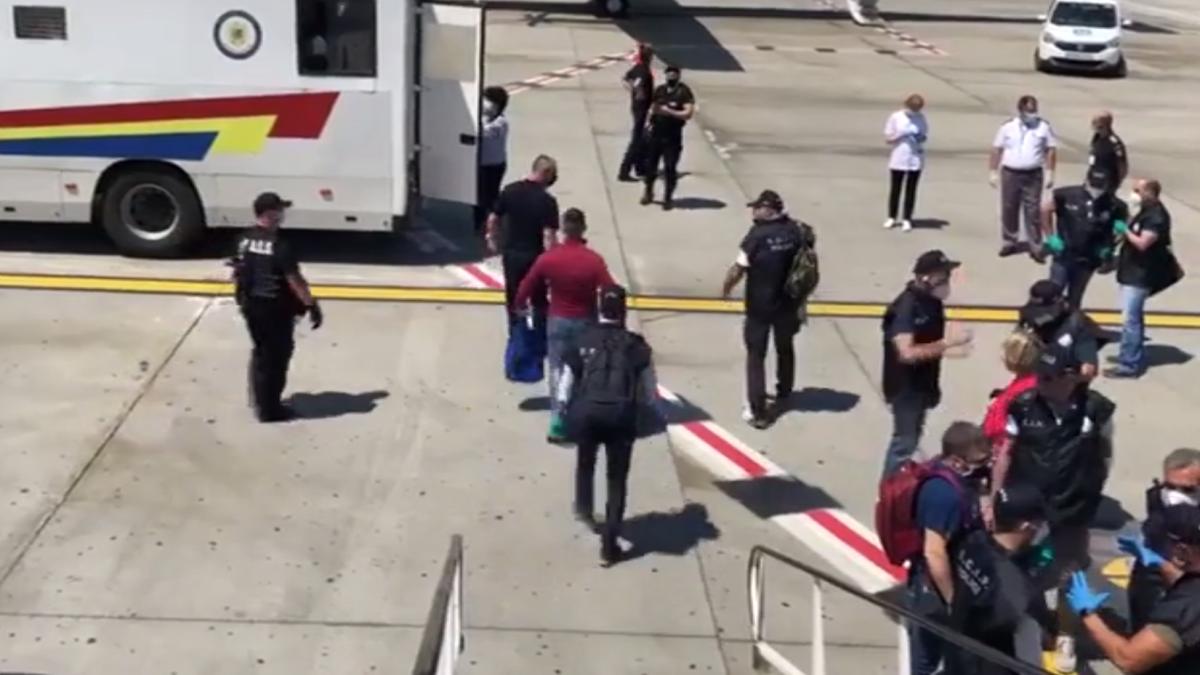 detinuti_italia_romania_inchisoare_repatriati_politie_aeroport