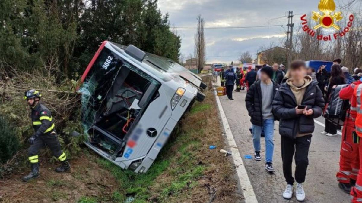la-un-pas-de-tragedie-in-italia--un-autobuz-cu-peste-50-de-elevi-a-ajuns-intr-un-sant_19866100