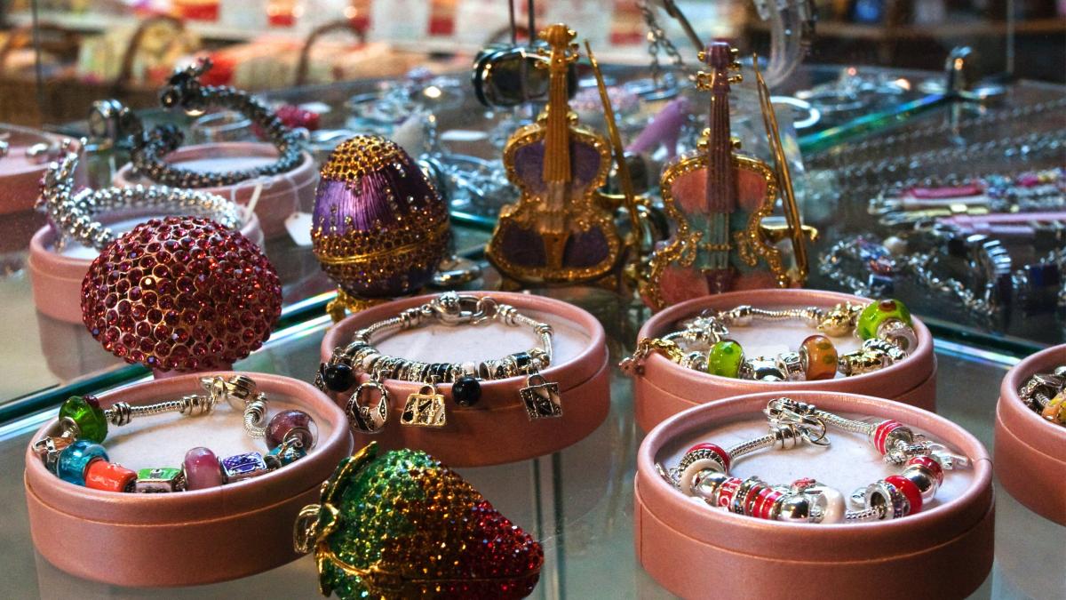 un-roman-din-germania-a-sustras-vanzatoarea-si-a-jefuit-un-magazin-de-bijuterii-dintr-o-gara_73296900