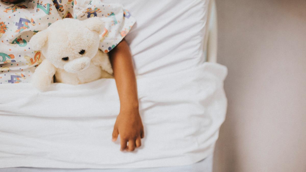 little-girl-sleeping-hospital-bed_14588600