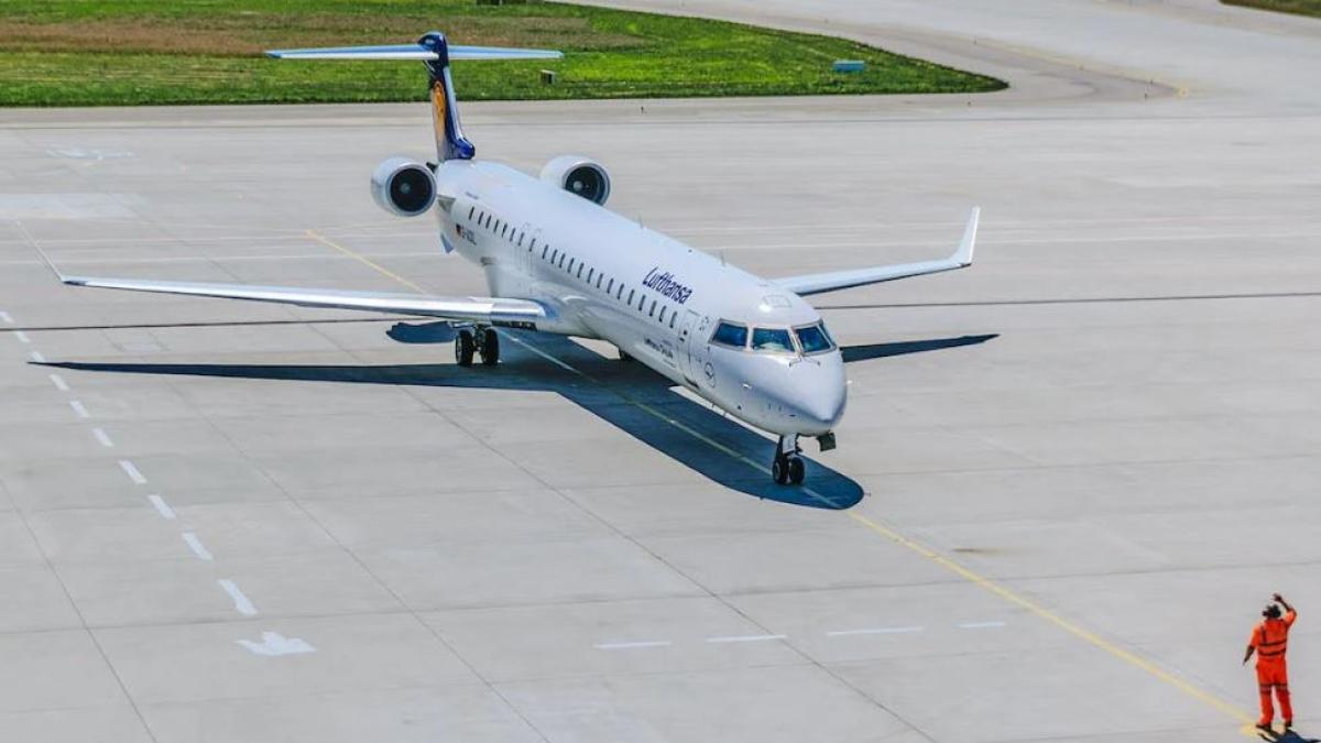 un-avion-cu-destinatia-frankfurt-a-aterizat-de-urgenta-in-mallorca-aeronava-a-fost-pazita-pe-pista-de-zeci-de-politisti_79836700