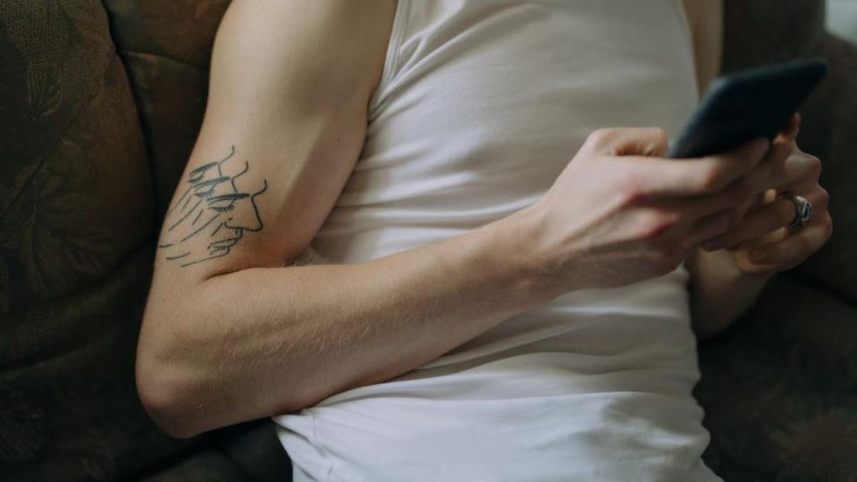 un-roman-din-italia--care-a-jefuit-un-bar-din-fossano--recunoscut-dupa-tatuaje--politistii--pe-urmele-complicelui_56811000