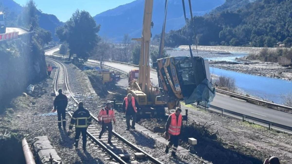 un-autobuz-cu-pasageri-a-cazut-de-la-10-metri-pe-sinele-de-cale-ferata-in-franta--trei-victime-ranite-grav_54995500