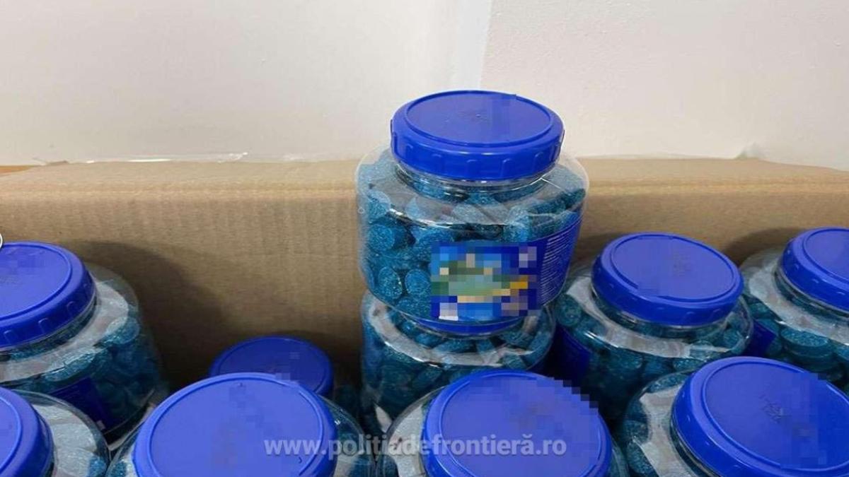 sofer-roman--prins-cu-aproape-11-kilograme-de-otrava-pentru-rozatoare-in-microbuz--la-intrarea-in-tara_96584400