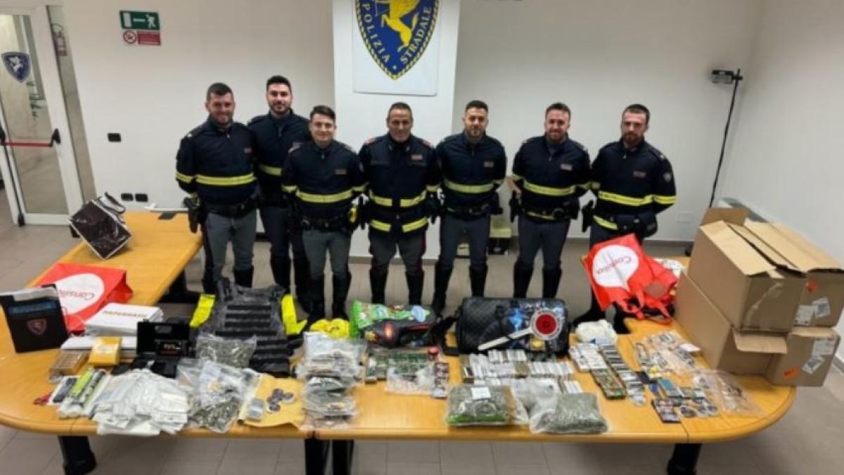 un-roman-si-complicele-sau--prinsi-cu-12-kilograme-de-droguri-in-masina--pe-autostrada-in-italia_22497000