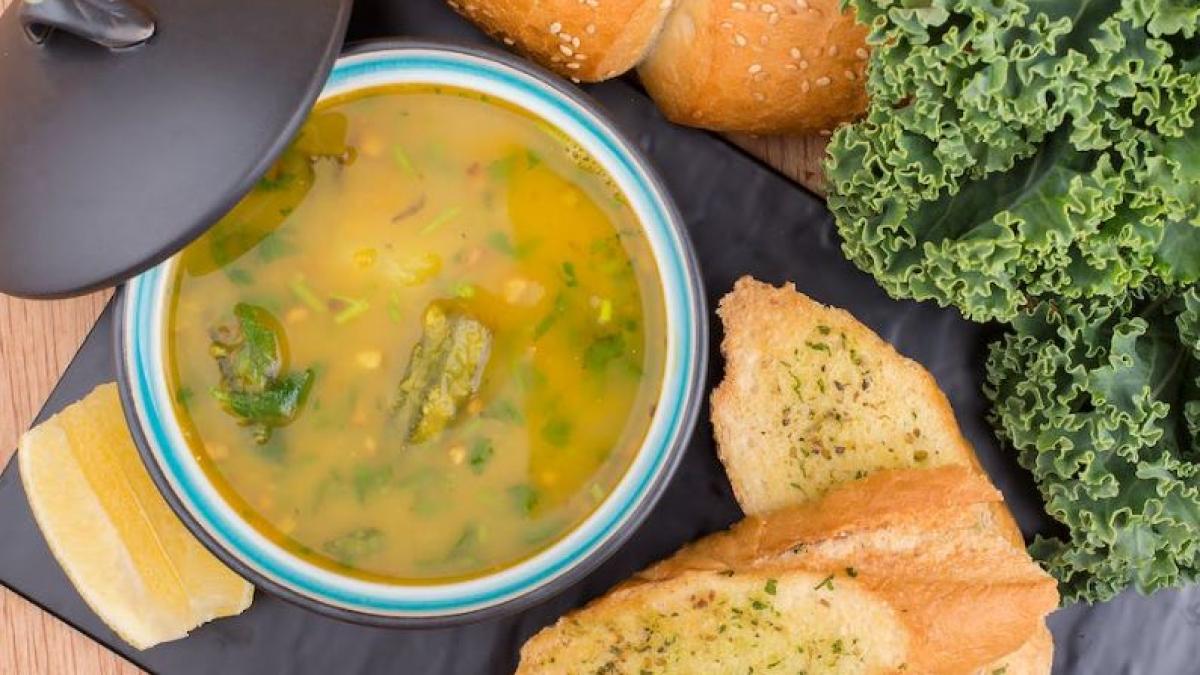 supa-din-pulpe-pui-cu-ulei-picant-de-usturoi--perfecta-pentru-zilele-reci-de-iarna_23814900