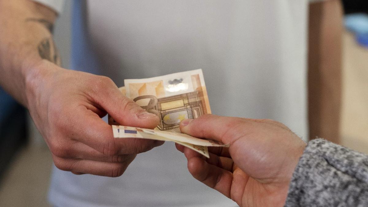 un-barbat-din-germania--suparat-ca-nu-poate-plati-cu-cardul-la-un-magazin---vor-doar-bani-cash_32670700