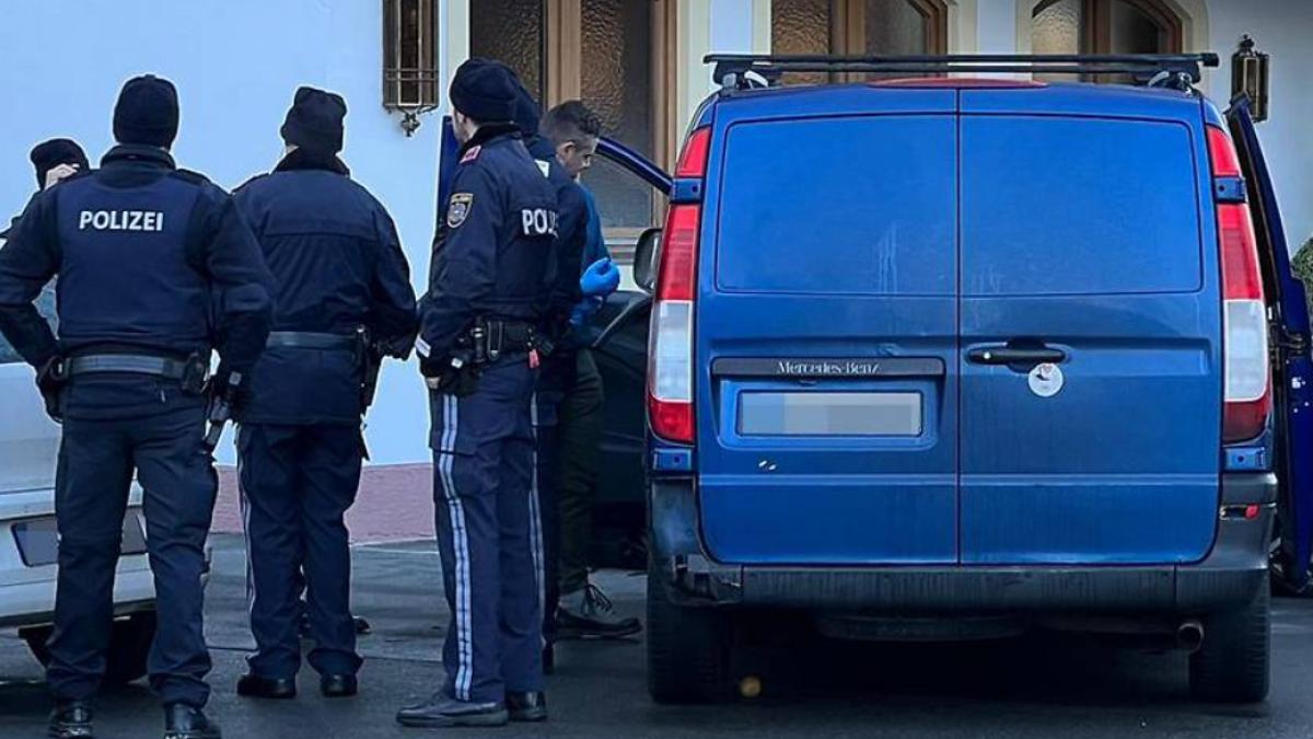 roman-duba-migranti-austria_64215000