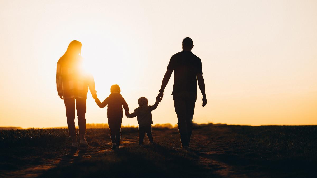 happy-family-silhouette-sunset