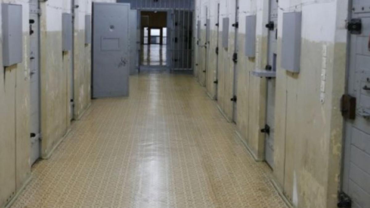 roman--in-scaun-cu-rotile--luat-pe-sus-de-politisti-si-dus-la-penitenciar--barbatul-si-a-injunghiat-fratele-de-mai-multe-ori