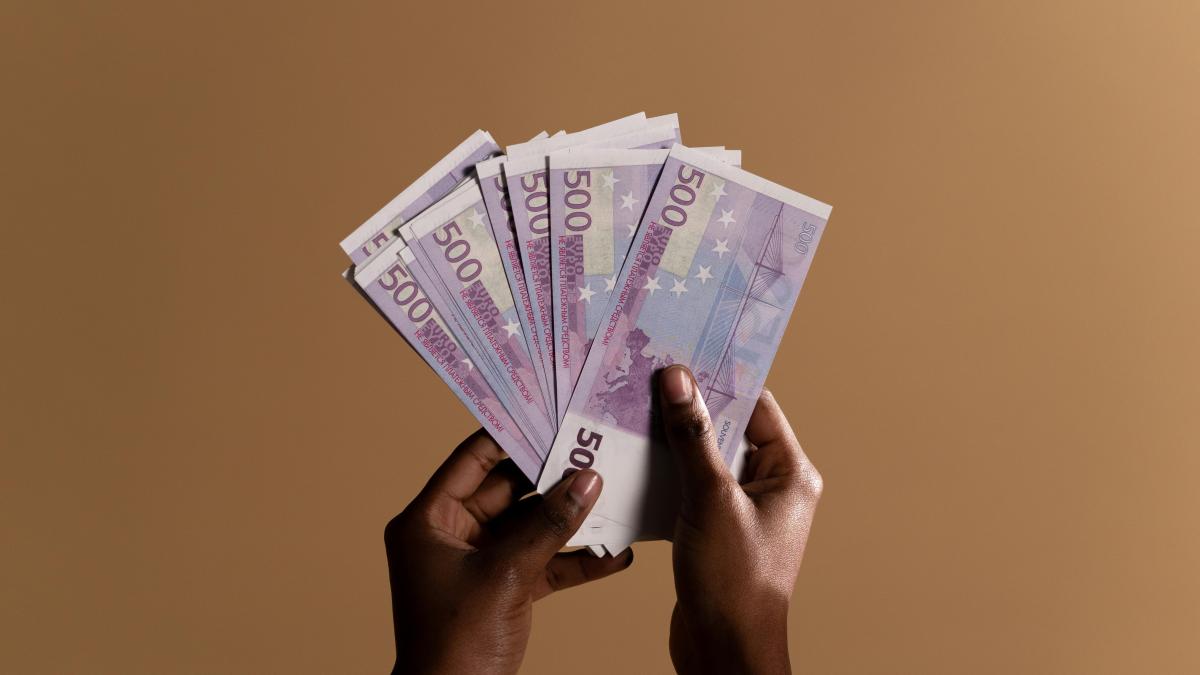 un-roman-a-incercat-sa-schimbe-o-bancnota-falsa-de-500-euro_07617600