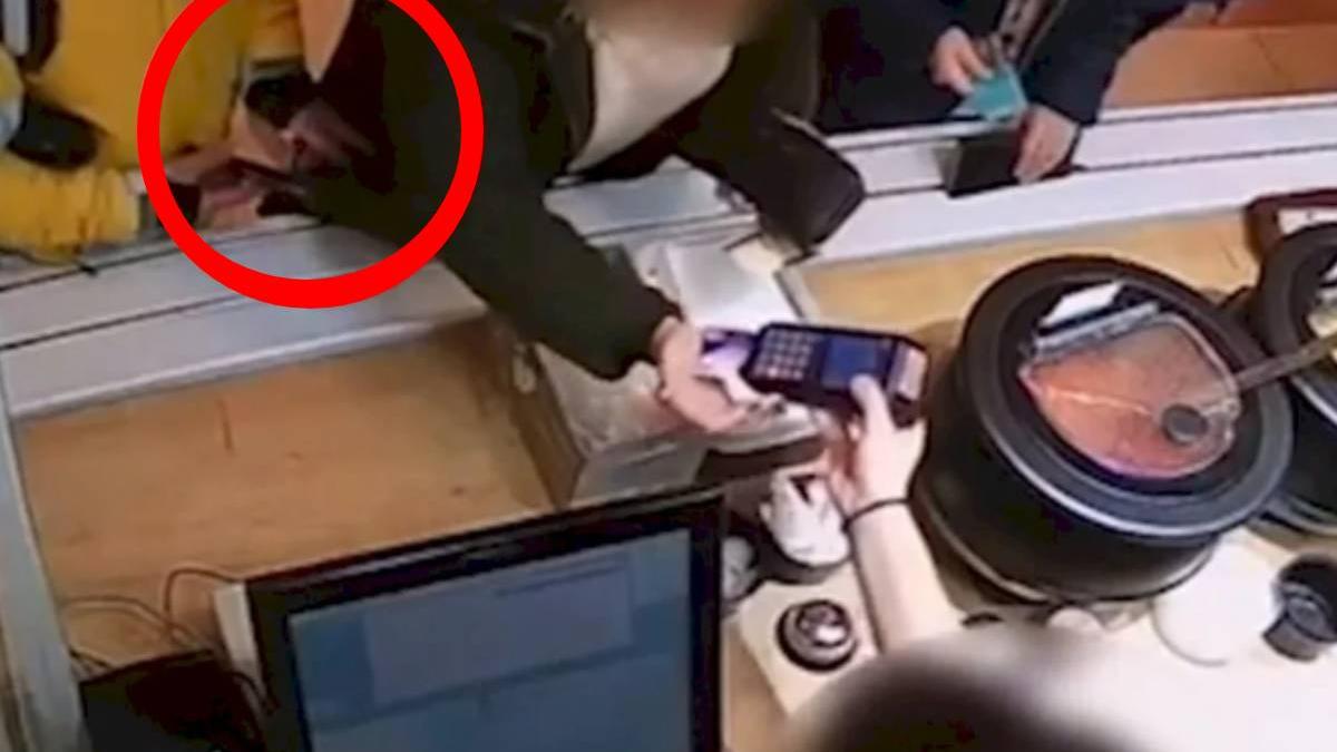 un-curier-a-furat-telefonul-unei-femei-intr-un-mall-din-capitala-1_08474300