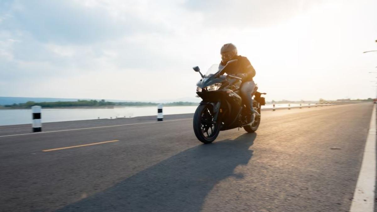 motociclist-roman--prins-de-doua-ori-la-rand-pe-picior-gresit--tanarul-gonea-cu-peste-100-de-kilometri-pe-orape-ora-in-localitate