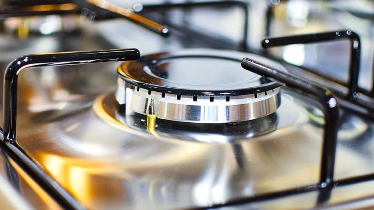 cum-se-curata-corect-aragazul-si-oalele-din-inox--trucuri-simple-si-rapide-care-le-redau-stralucirea-cat-ai-zice-peste-