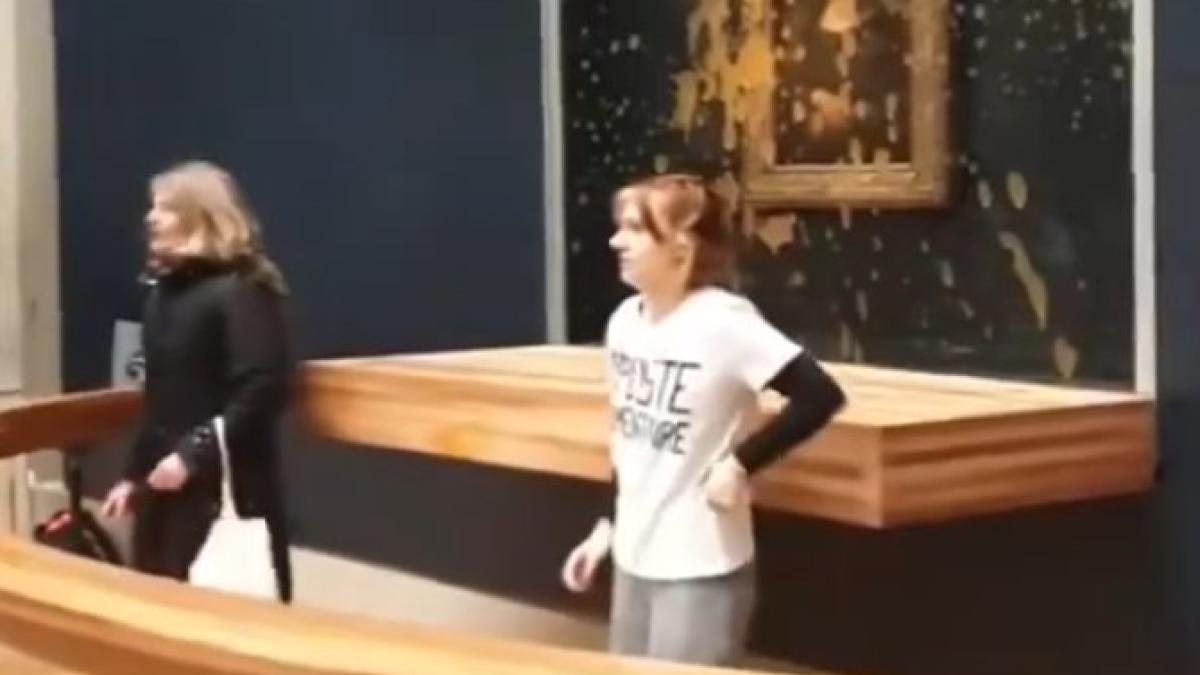 doua-activiste-de-mediu-au-aruncat-cu-supa-in-mona-lisa--video_63585800_70455300