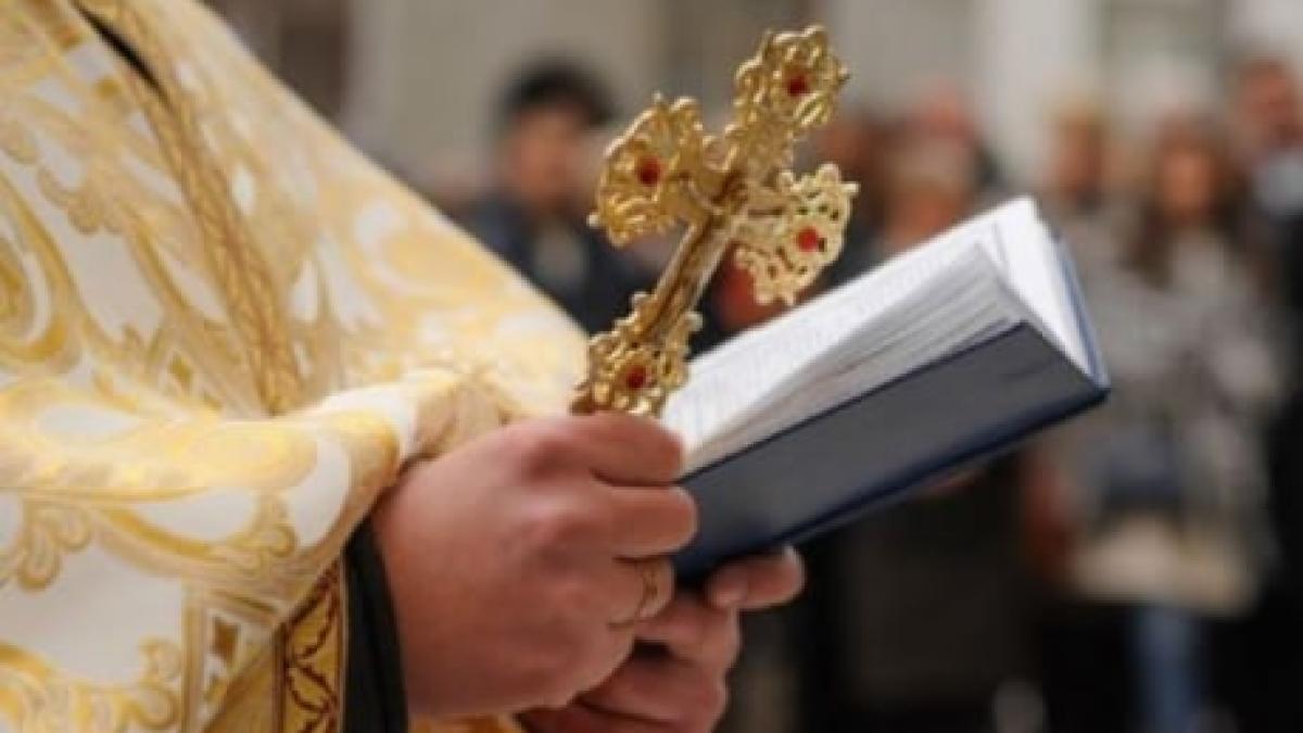 preoti-romani--acuzati-ca-i-au-dat-afara-din-biserica-pe-cei-vaccinati-anti-covid-si-le-au-smuls-masca-enoriasilor