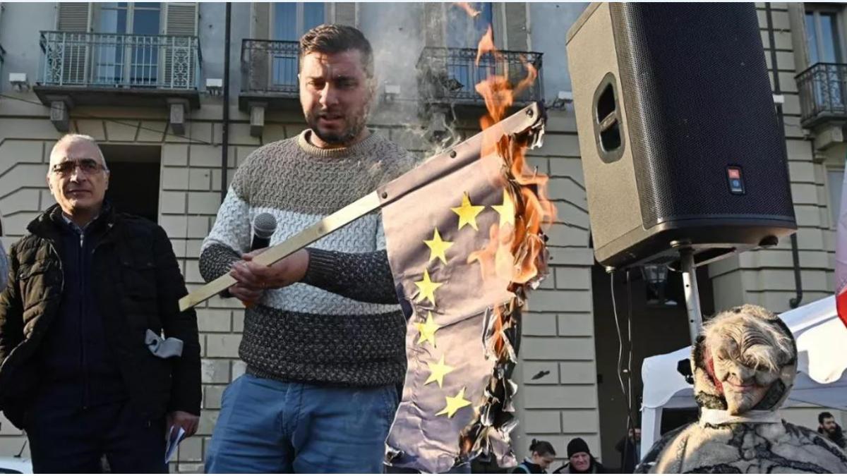 steagul-uniunii-europene--ars-la-un-protest-al-fermierilor-din-italia_05144600