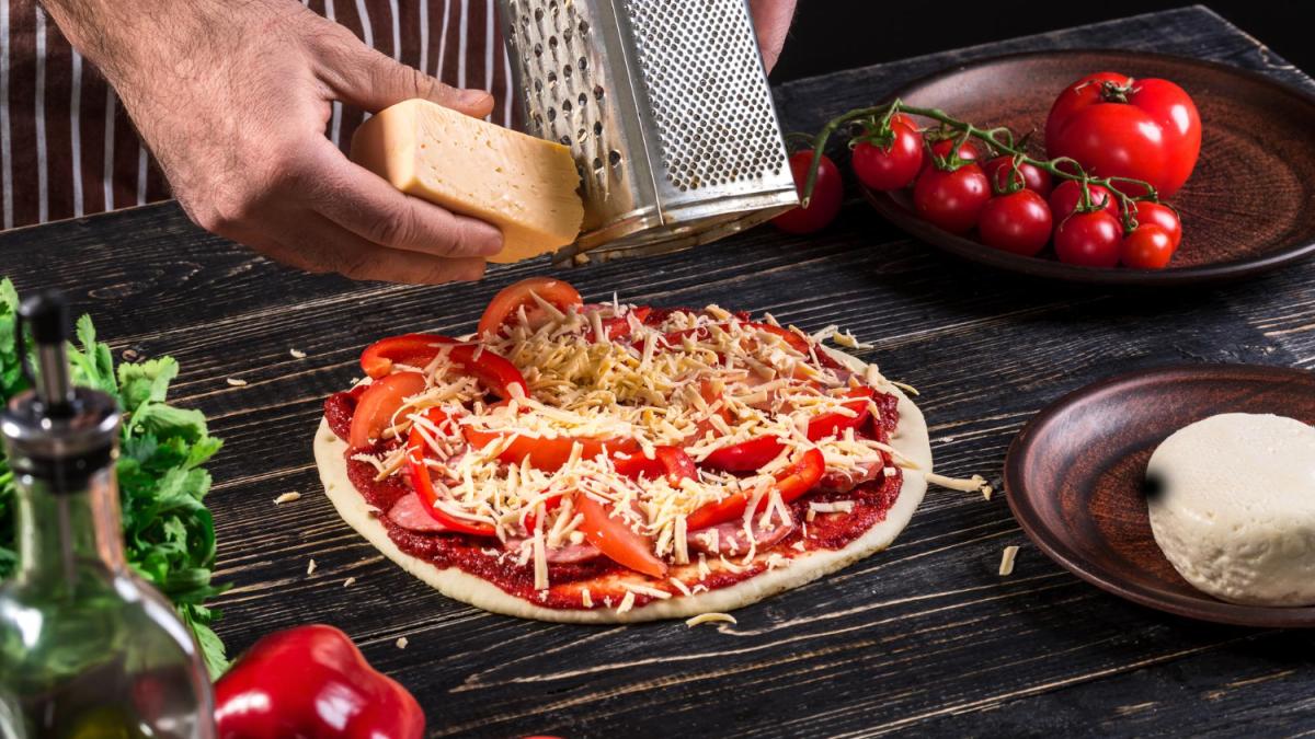 cea-mai-simpla-si-delicioasa-reteta-de-pizza-de-casa-un-rasfat-pentru-toata-familia_90617000