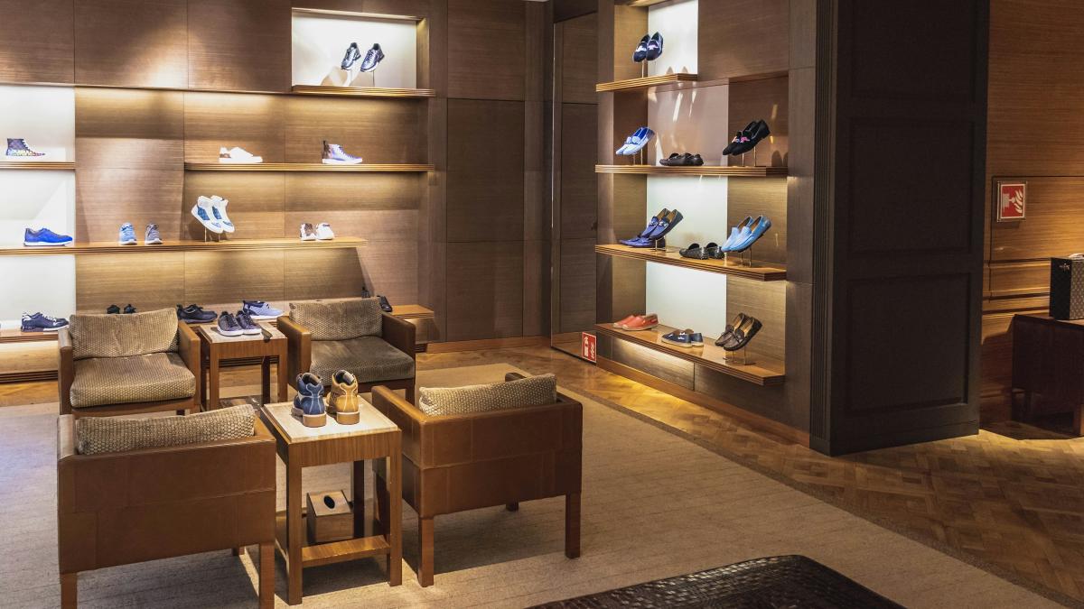 patru-romani-condamnati-la-inchisoare--in-olanda--au-furat-80-de-genti-de-lux-in-valoare-de-300-000-de-euro_54635000