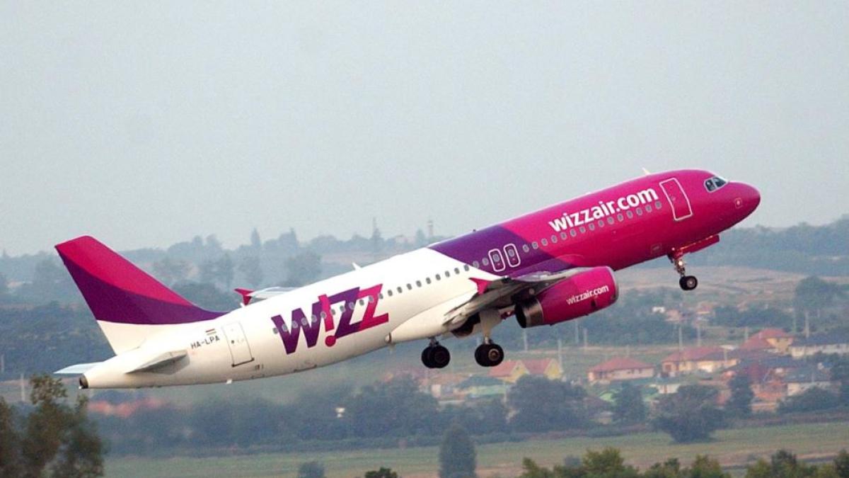 panica-la-bordul-unui-avion-wizzair--care-a-ajuns-la-bucuresti--doi-barbati-s-ar-fi-injunghiat-de-fata-cu-pasagerii
