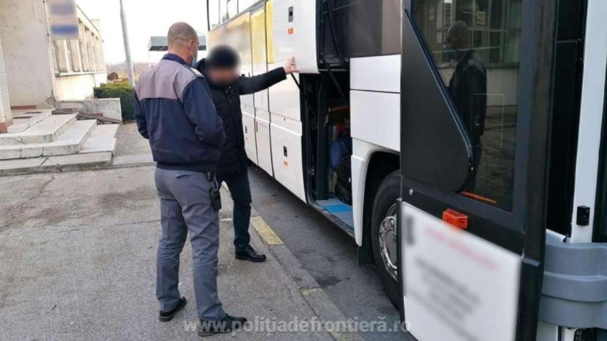 autocar-cu-destinatia-italia--oprit-la-frontiera--un-pasager-a-fost-dat-joi-imediat--iar-bagajele-i-au-fost-confiscate