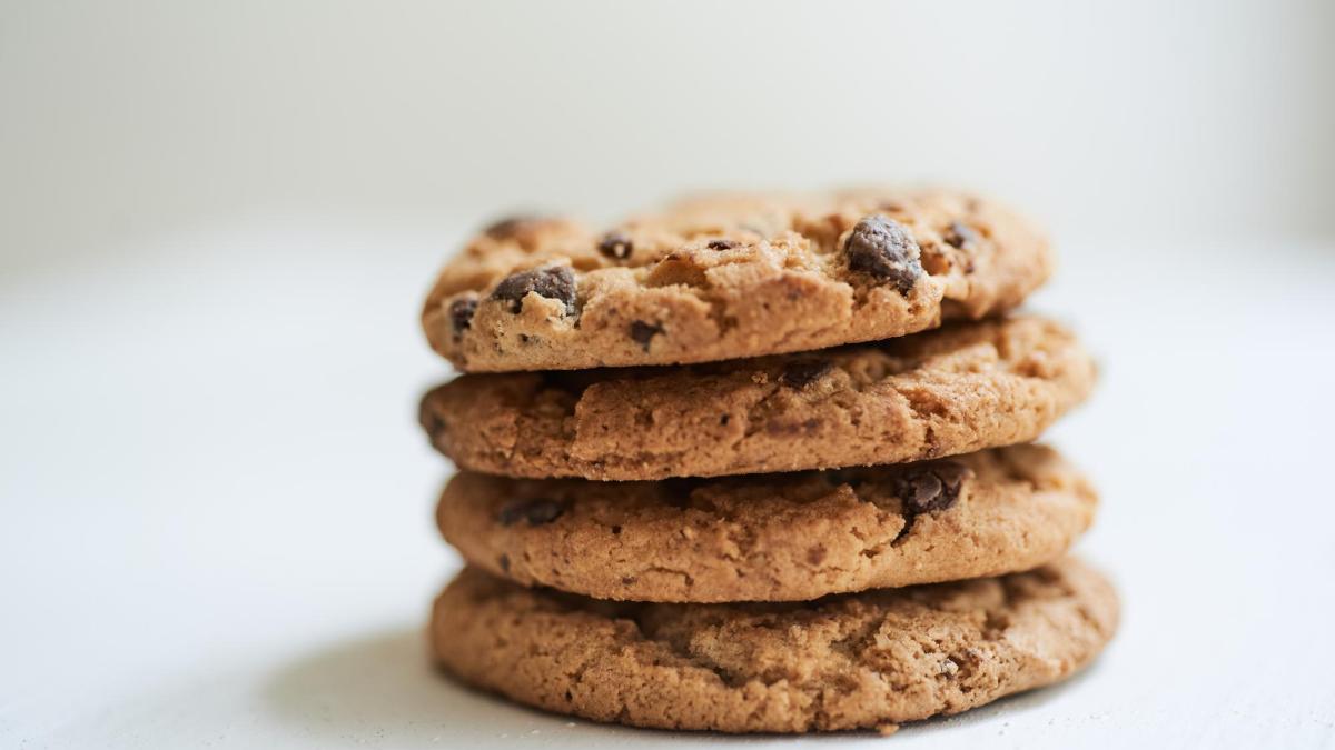 selective-focus-shot-chocolate-chip-cookies-white-surface_14766500