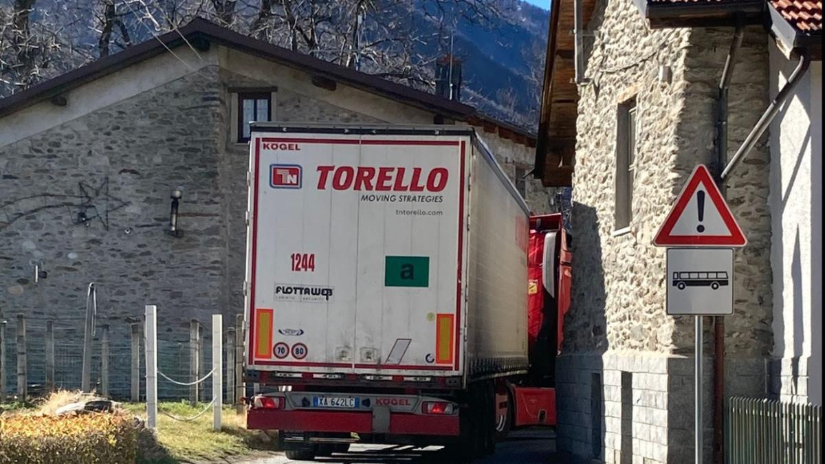 sofer-roman-tir-blocat-satuc-italia-gps_48753700