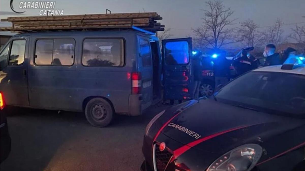 carabinieri--control--microbuz-duba-muncitori_78957800