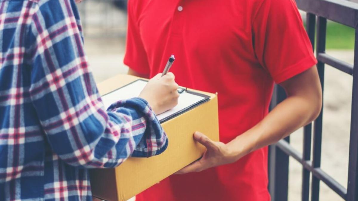 un-postas-s-a-imbatat-si-a-impartit-pensiile-ramase-clientilor-unei-cafenele_91805500