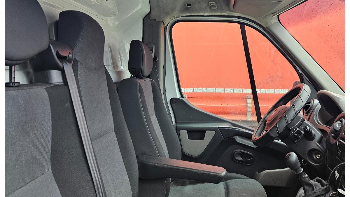 interior-duba-sofer-masina_68123000