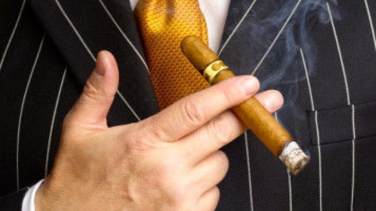 man-suit-cigar-tie-rich-luxury-visualrich_84118900