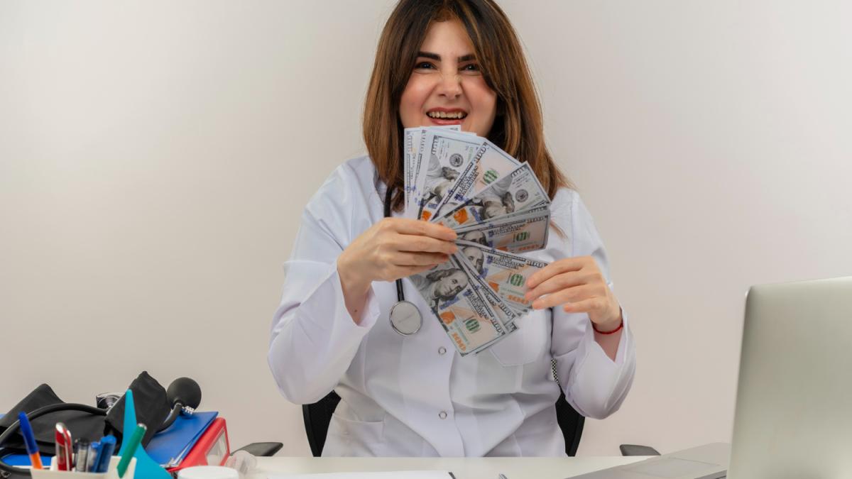 o-asistenta-din-galati--prinsa-ca-a-furat-bani-si-tichete-de-vacanta-de-la-pacienti-si-colegii-de-munca--femeia-facea-prc-e2prc-80prc-9ebisnitaprc-e2prc-80prc-9d-pe-internet-cu-bunurile-furate_96736100