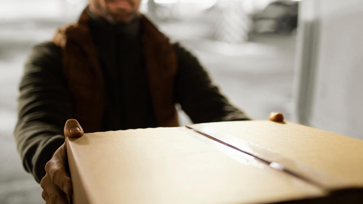 doi-romani--prinsi-ridicand-un-colet-prc-e2prc-80prc-9dspecialprc-e2prc-80prc-9d--din-spania--unul-dintre-ei-a-fost-arestat_05262200