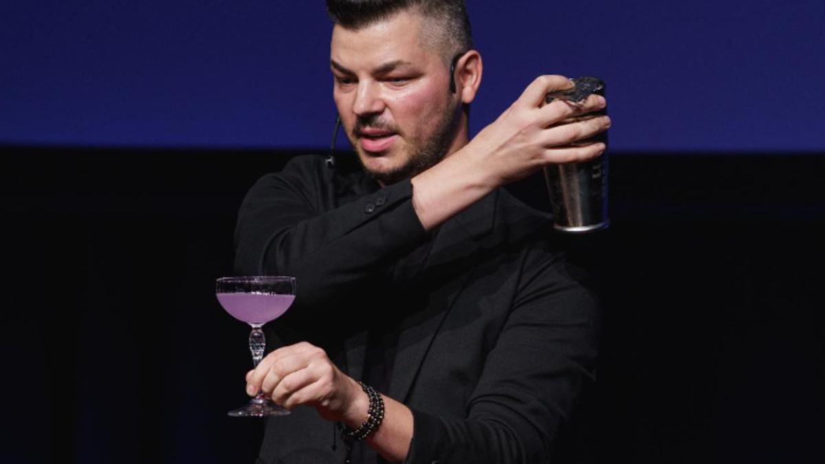 cine-este-barmanul-roman-care-a-participat-la-petrecerea-lui-mukesh-ambani--cel-mai-bogat-indian-din-lume_66768800