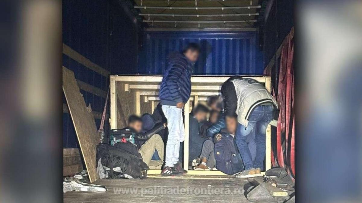 migranti--gasiti-ascunsi-intr-o-cutie-din-lemn--la-frontiera-romaniei