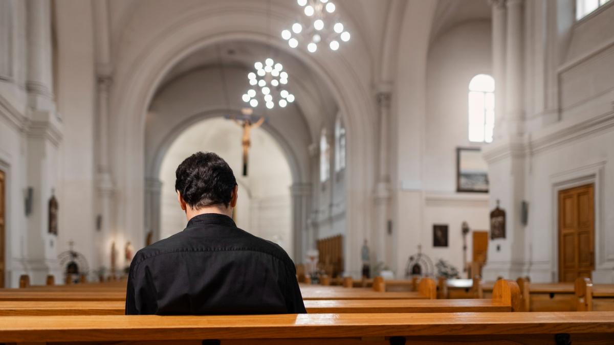 zeci-de-preoti-din-franta--victimele-unei-grupari-organizate-de-escroci-prc-c2prc-a0prejudiciu-de-440-000-de-euro_96659000