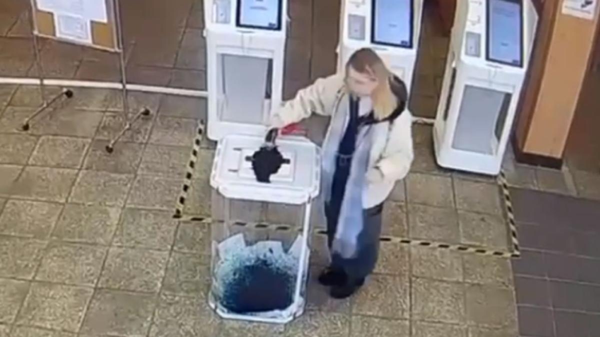 rusii-protesteaza--o-femeie-a-turnat-vopsea-intr-o-urna-de-vot-din-moscova-alta-a-aruncat-un-cocktail-molotov-intr-o-statie-de-votare-video_23751400