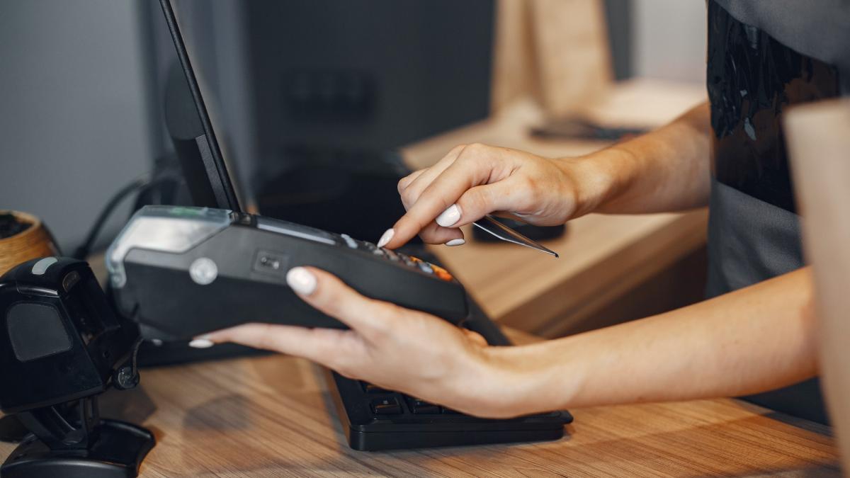 o-casiera-explica-cum-sunt-pacaliti-clientii-la-supermarket--evitati-cumparaturile-in-zilele-de-luni_45835700