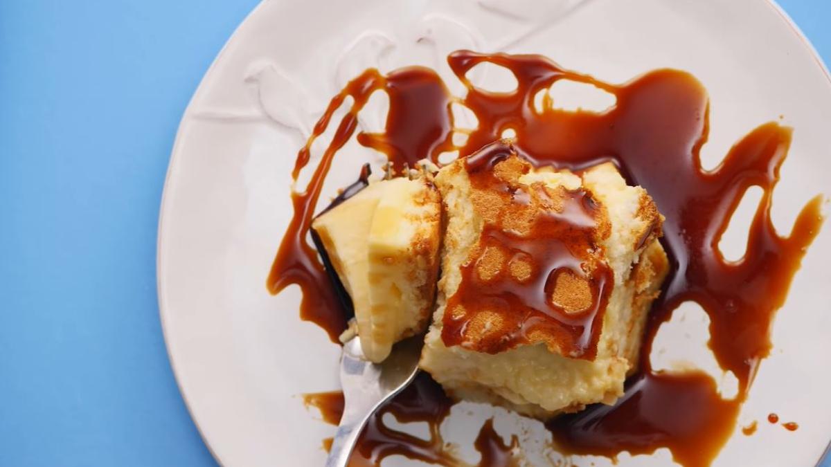 reteta-prajitura-desteapta-cu-vanilie-si-glazura-de-ciocolata--un-indragit-desert-romanesc_87470400