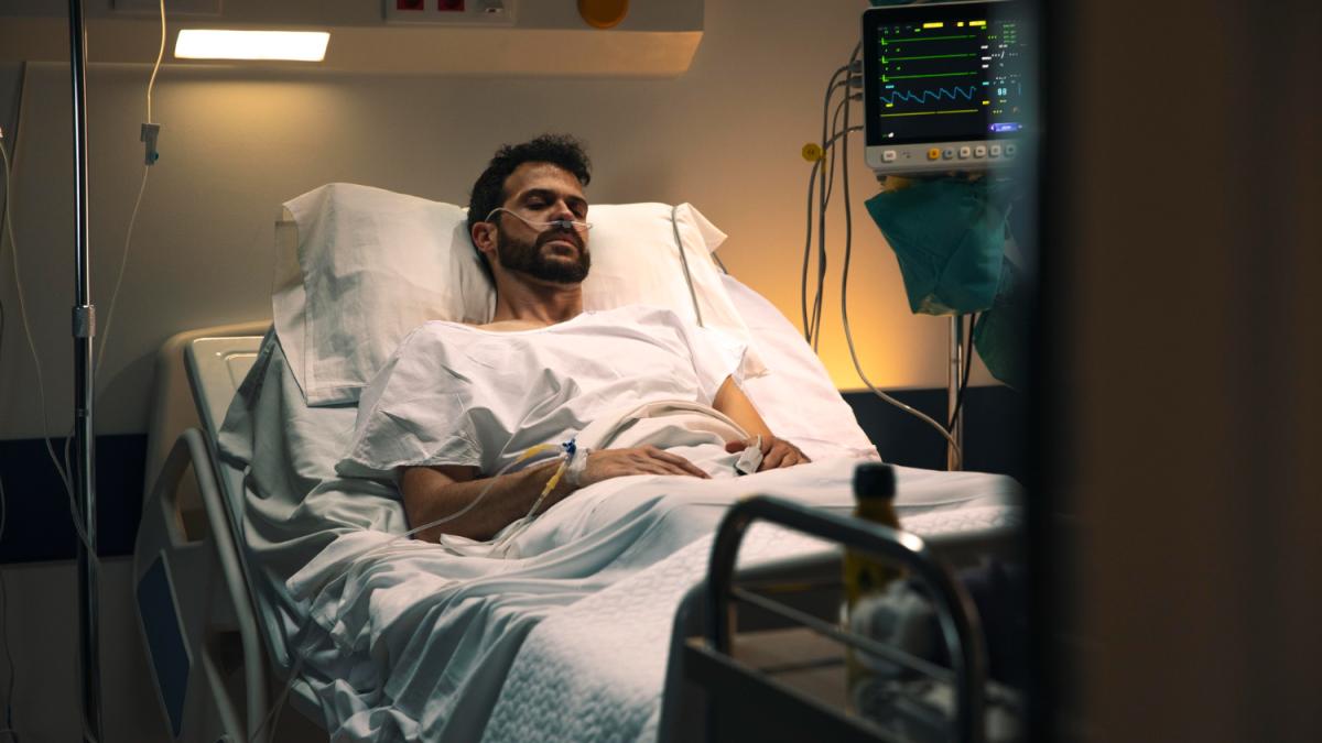 spania--un-hot-roman-a-cazut-in-gol-de-la-etajul-5--sa-nu-fie-prins--barbatul-a-sarit-de-pe-o-cladire-pe-altaprc-c2prc-a0_42365900