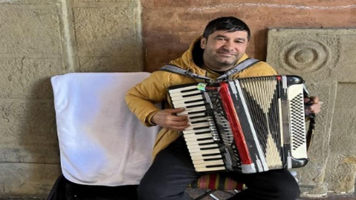 povestea-lui-fanel--cantaret-stradal-din-italia--romanul-canta-pentru-a-trimite-bani-familiei_68508000