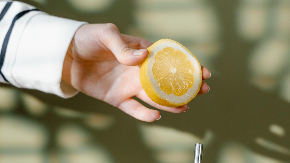 taie-o-lamaie-si-pune-o-langa-pat--ti-ar-putea-salva-viata--cele-mai-populare-trucuri-cu-lamai