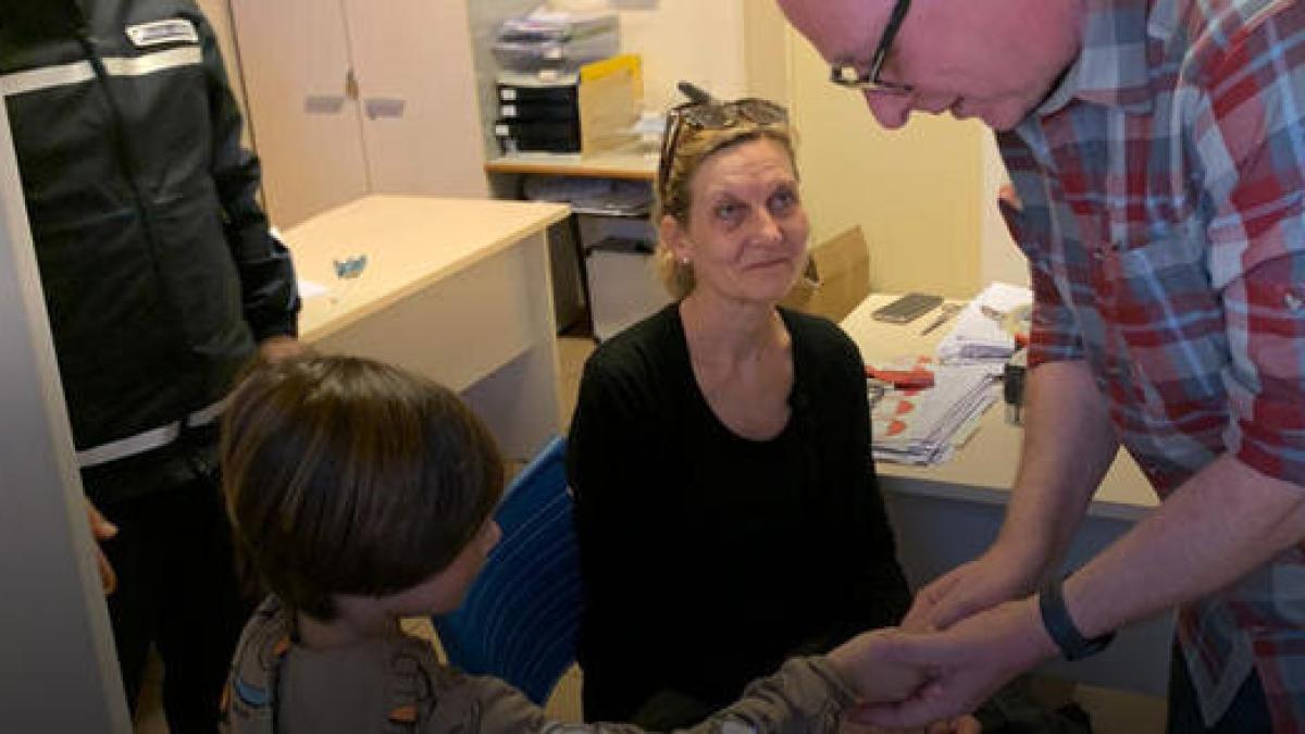 un-baietel-din-italia-a-devenit-eroul-unui-turist-dupa-ce-i-a-inapoiat-portofelul-pierdut--prc-e2prc-80prc-9dtrebuie-sa-mergem-la-politieprc-e2prc-80prc-9d-1_01134900