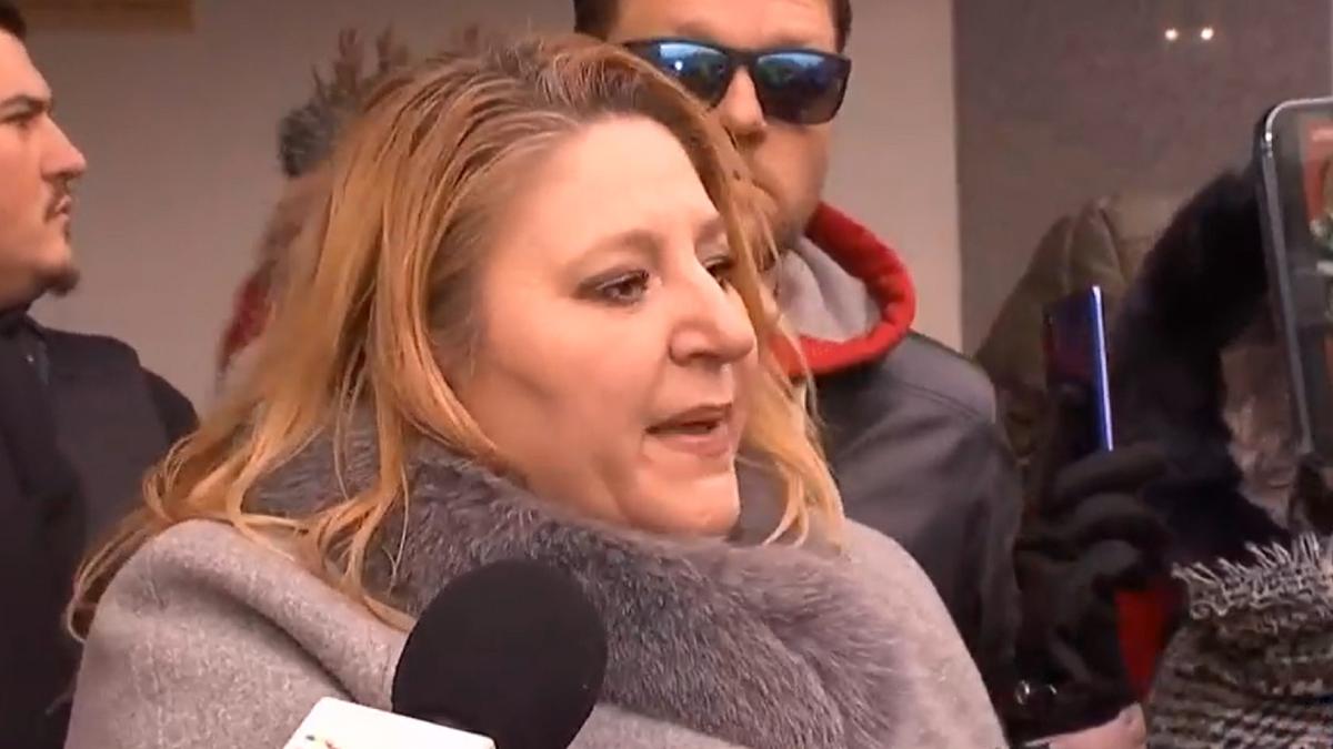 sotul-dianei-sosoaca--la-politie-dupa-ce-ar-fi-lovit-un-agent--senatoarea-ei-l-au-dat-cu-capul-de-usa