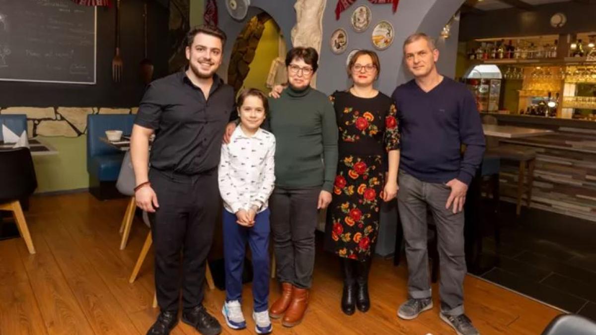 o-familie-de-romani-din-olanda-au-deschis-primul-restaurant-autentic-romanesc--prc-e2prc-80prc-9dcand-gatesc-nu-mai-sunt-tristaprc-e2prc-80prc-9dprc-c2prc-a0_29176800