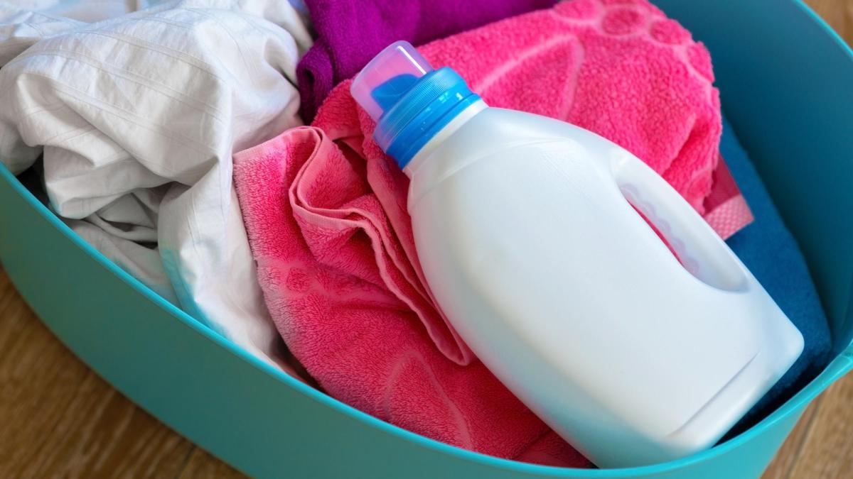 roman-fara-adapost-din-italia--retinut-dupa-ce-a-sustras-25-de-sticle-de-balsam-de-rufe-dintr-un-magazin_47621800