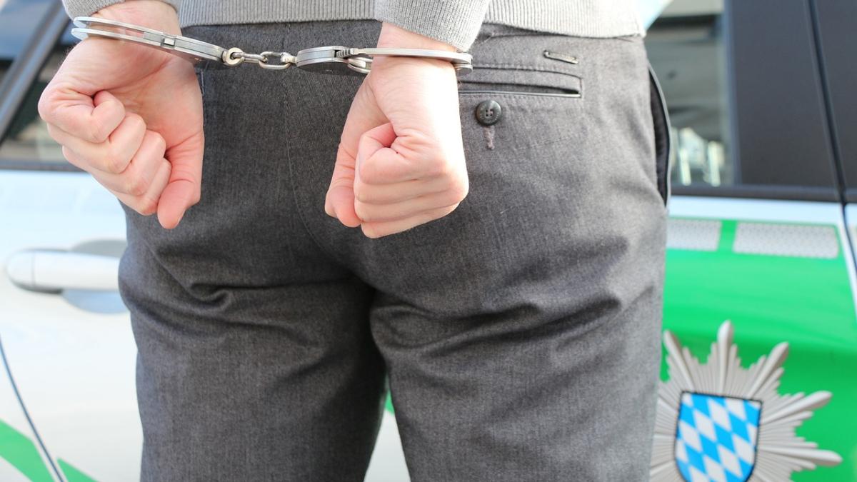 roman--arestat-pentru-o-serie-de-furturi-pe-o-insula-din-spania--barbatul-spargea-magazine-si-vehicule-auto_52531000